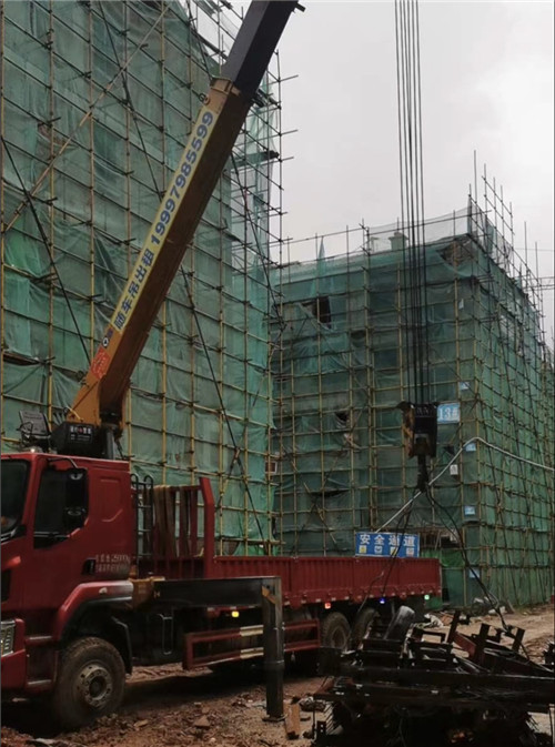 隆回县“慢工细活”—— 吊车的 “微动控制” 技术